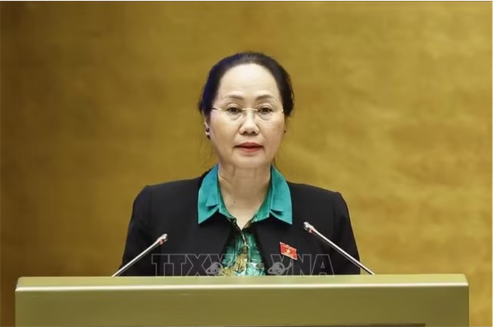 Bộ trưởng Bộ Văn hóa, Thể thao và Du lịch Lâm Thị Phương Thanh, thừa ủy quyền của Thủ tướng Chính phủ trình bày Tờ trình về dự án Luật sửa đổi, bổ sung một số điều của Luật Thể dục, thể thao, Luật Du lịch, Luật Thư viện, Luật Điện ảnh, Luật Di sản văn hóa, Luật Quảng cáo, Luật Báo chí. Ảnh: Doãn Tấn/ TTXVN