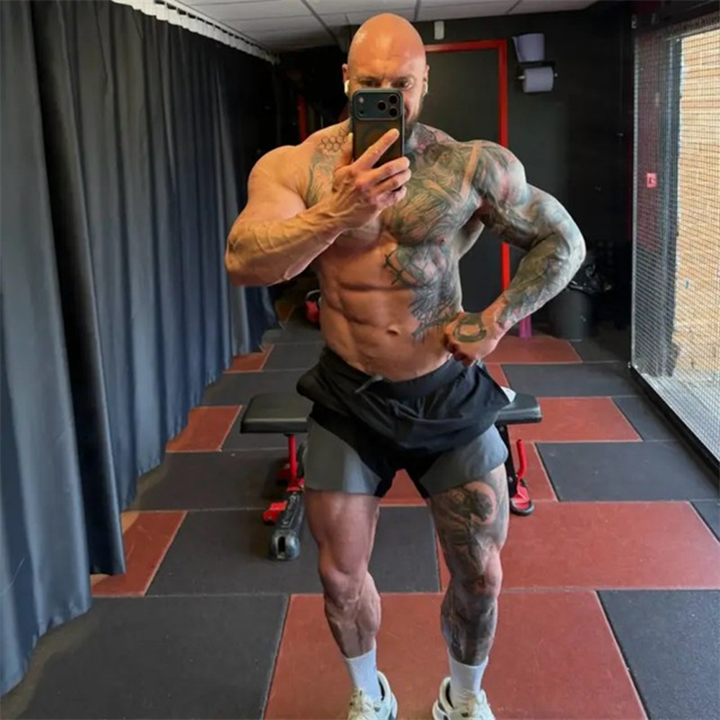 Mateusz Chmura đã qua đời hôm sau khi gục ngã trên sân khấu trong một sự kiện thể hình ở Telford, Anh. Ảnh: JamPress