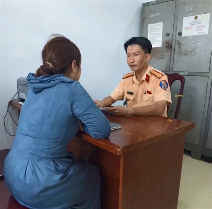 Bà H. làm việc với lực lượng chức năng. Ảnh: Tuổi Trẻ