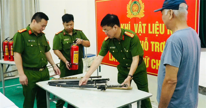 Cơ quan soạn thảo Bộ Công an cho rằng việc ban hành Luật sửa đổi, bổ sung một số điều của Luật Quản lý, sử dụng vũ khí, vật liệu nổ và công cụ hỗ trợ, Luật PCCC và cứu nạn, cứu hộ là cần thiết. (Ảnh: Bộ Công an)