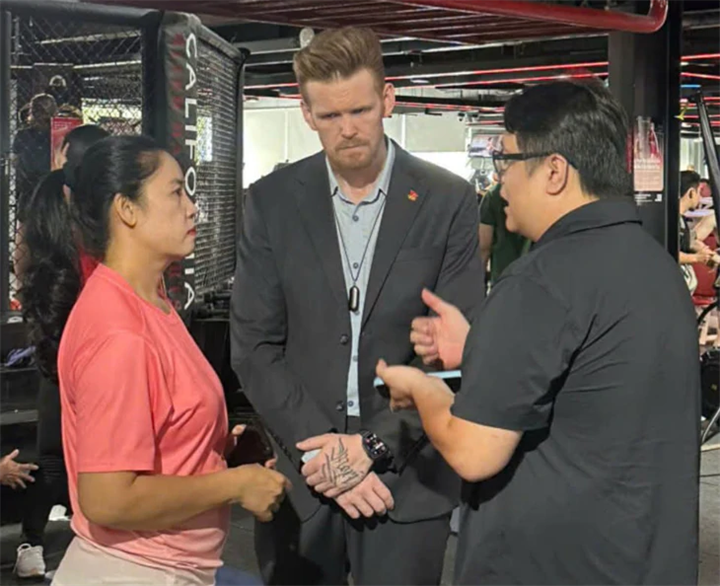 Ông Dane Fort - nhà sáng lập kiêm CEO California Fitness & Yoga - đã xuất hiện trên video đăng tại fanpage của chuỗi, thay mặt ban lãnh đạo doanh nghiệp xin lỗi hội viên, nhân viên, đối tác và các bên liên quan về những vấn đề phát sinh trong thời gian qua. Ảnh: Tuổi trẻ Online