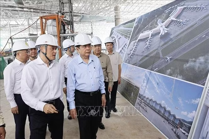 Chủ tịch Quốc hội Trần Thanh Mẫn đến kiểm tra Dự án đầu tư mở rộng Cảng hàng không quốc tế Phú Quốc. Ảnh: Doãn Tấn/TTXVN