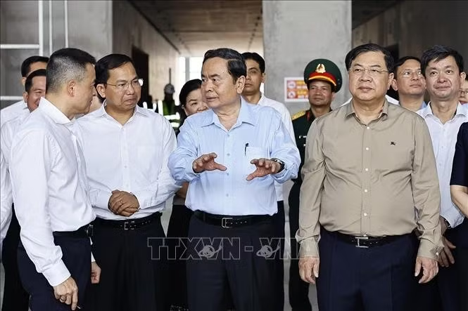 Chủ tịch Quốc hội Trần Thanh Mẫn cùng Đoàn công tác đến kiểm tra Dự án Trung tâm Hội nghị APEC. Ảnh: Doãn Tấn/TTXVN