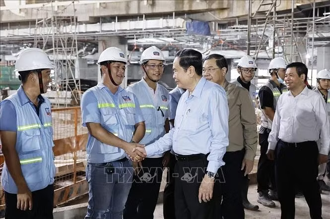 Chủ tịch Quốc hội Trần Thanh Mẫn gặp gỡ cán bộ, công nhân, kỹ sư đang thi công Dự án đầu tư mở rộng Cảng hàng không quốc tế Phú Quốc. Ảnh: Doãn Tấn/TTXVN