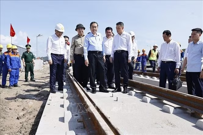 Chủ tịch Quốc hội Trần Thanh Mẫn cùng Đoàn công tác đến kiểm tra Dự án đường tỉnh ĐT.975 và Dự án Tuyến tàu điện đô thị đoạn 1. Ảnh: Doãn Tấn/TTXVN