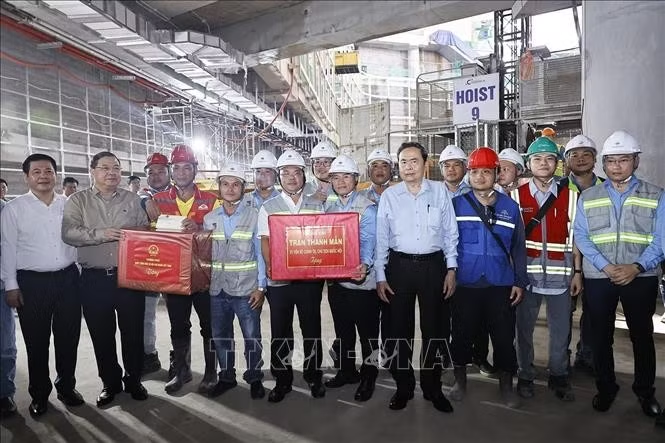 Chủ tịch Quốc hội Trần Thanh Mẫn tặng quà cán bộ, công nhân khi đến kiểm tra Dự án đầu tư mở rộng Cảng hàng không quốc tế Phú Quốc. Ảnh: Doãn Tấn/TTXVN