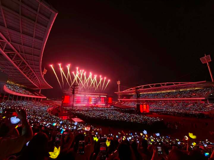 BIGBANG khuấy động sân vận động Mỹ Đình trong đêm concert đầu tiên tối 24/10, thu hút khoảng 45.000 khán giả. Ảnh: VTC News
