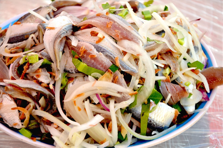 Gỏi cá trích đã trở thành món đặc sản trứ danh. Ảnh: Lao động