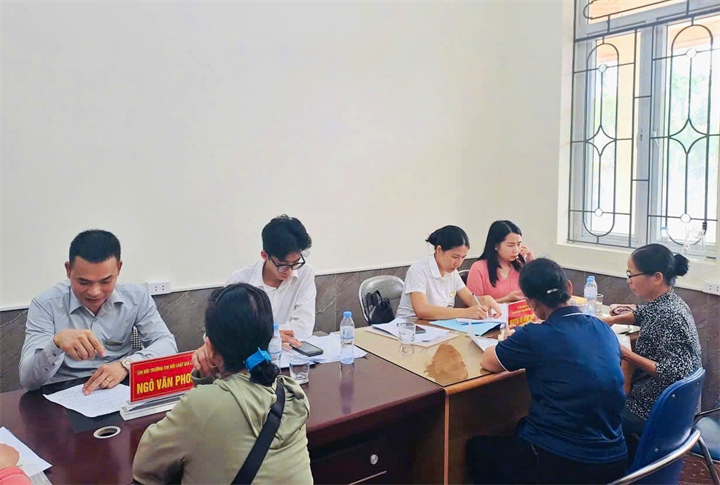 Luật gia Ngô Văn Phong cùng các hội viên trong Chi hội tăng cường tư vấn, trợ giúp pháp lý cho người dân.