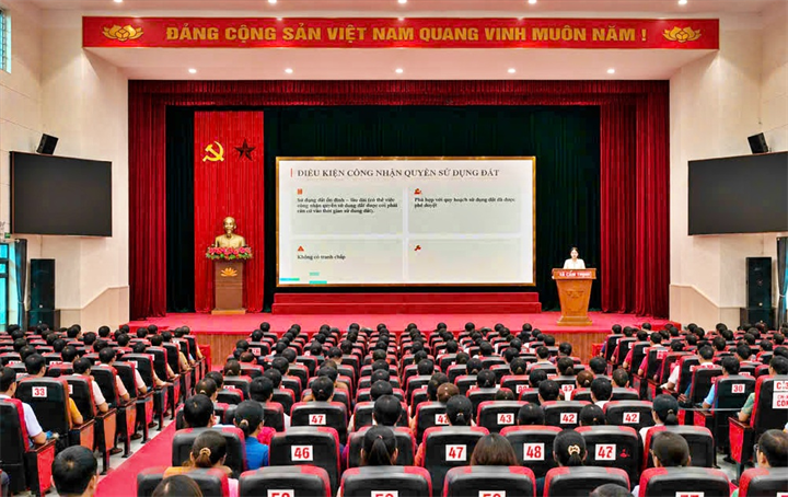 TS.Trần Thị Thùy Liên - Chi hội luật gia La Haye truyền đạt các chuyên đề pháp luật về đất đai và những vấn đề pháp lý thường gặp trong đời sống cho cán bộ và nhân dân trên địa bàn xã Kiến Thụy, hồi tháng 5/2026.