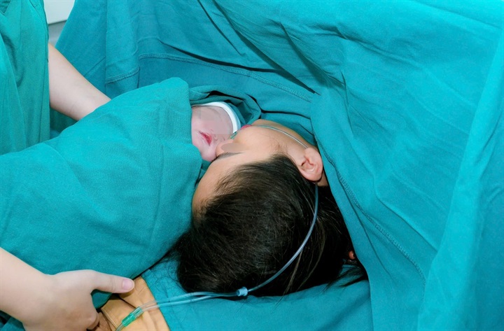 Ba lần IVF thất bại, người mẹ vỡ òa đón con sau ca mổ lấy thai đặc biệt. Ảnh: BVCC