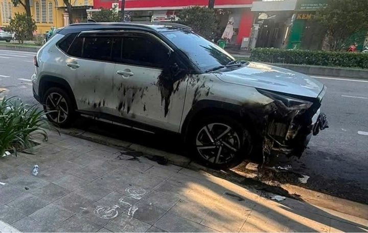 Chiếc xe bị đốt phá khi đang đậu ở ven đường Hà Nội. Ảnh: VTC News