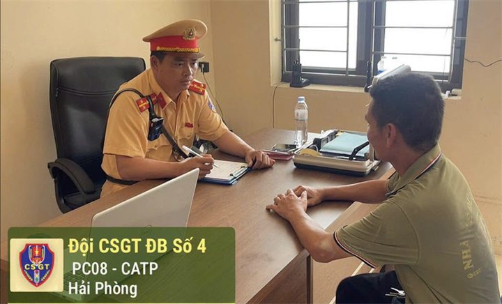 CSGT làm việc với tài xế vi phạm. Ảnh: Phòng CSGT Công an TP. Hải Phòng