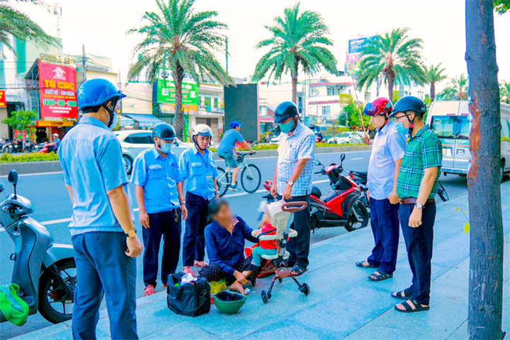 Tổ công tác của UBND phường Quy Nhơn tới xác minh, đưa bà Lánh và cháu bé về phường xử lý. Ảnh: Tuổi trẻ Online