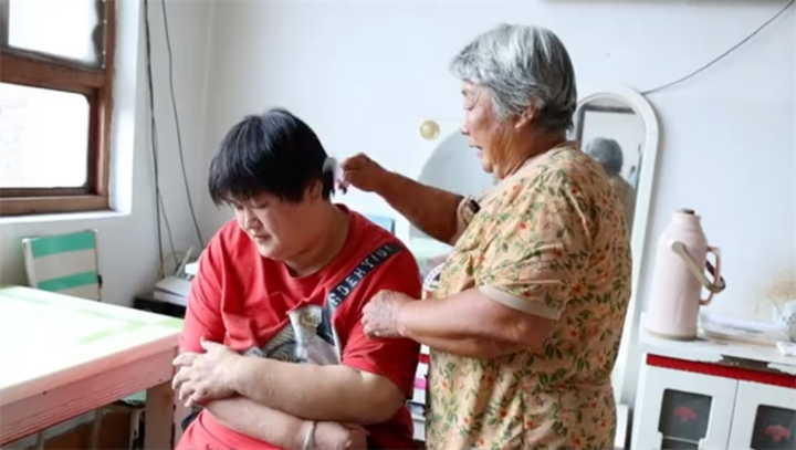 Mẹ chồng chăm sóc con dâu kể từ khi cô bị tai nạn và phải sống thực vật. Ảnh: SCMP
