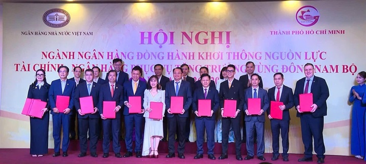 Lãnh đạo các ngân hàng và doanh nghiệp trao cam kết tài trợ, đầu tư tại Hội nghị “Ngành Ngân hàng đồng hành khơi thông nguồn lực Tài chính - Ngân hàng phục vụ tăng trưởng vùng Đông Nam Bộ giai đoạn 2026-2030”