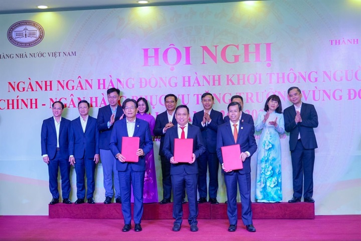 Lãnh đạo HDBank và Vikki Digital Bank và đại diện các doanh nghiệp trao cam kết tại hội nghị