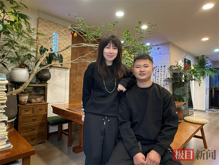 Chị Zhu Xuewei (41 tuổi) và chàng trai Wang Shuming (26 tuổi) trong lần gặp tại tỉnh Hồ Bắc, tháng 10/2026. Ảnh: Jimu News