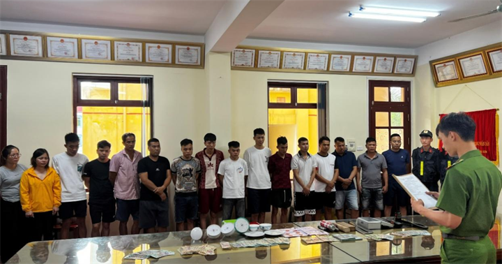 Các đối tượng đánh bạc cùng tang vật tại cơ quan điều tra. (Ảnh Công an Lạng Sơn)