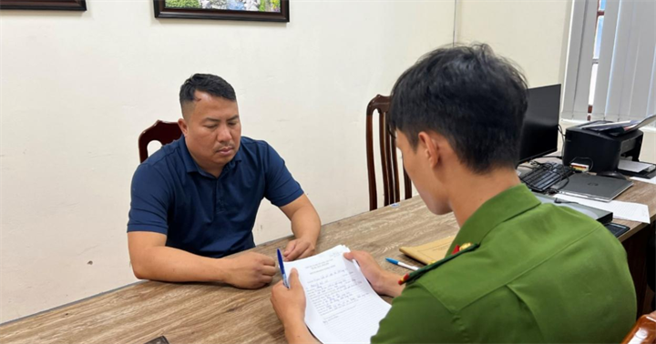 Đối tượng Nguyễn Đức Hà tại cơ quan điều tra. (Ảnh: Công an Lạng Sơn)