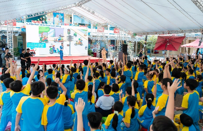 Các em học sinh trường Tiểu học Ngô Mây hào hứng tham gia chương trình (Ảnh: HVN).