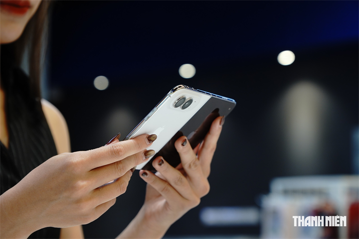 Dù mới chính thức có hàng tại Việt Nam từ ngày 23/10/2026, iPhone Duo đã nhanh chóng rơi vào tình trạng cháy suất đặt trước tại các hệ thống bán lẻ. Ảnh: Anh Quân/Thanh niên
