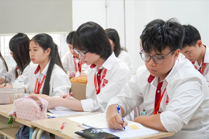 Theo Thông tư mới của Bộ GD&ĐT, các Sở GD&ĐT sẽ chủ trì xây dựng, thẩm định và cung cấp đề kiểm tra chung vào cuối học kỳ cho học sinh các khối lớp cuối cấp gồm lớp 5, lớp 9 và lớp 12. Ảnh minh họa: Hà Nội mới