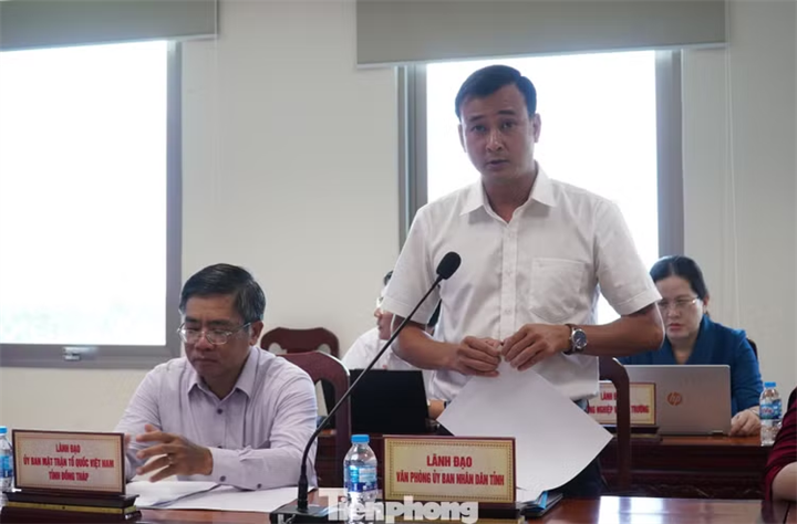 Ông Nguyễn Phi Đa - Chánh Văn phòng UBND tỉnh Đồng Tháp, thông tin tại cuộc họp. (Ảnh: Hoà Hội).