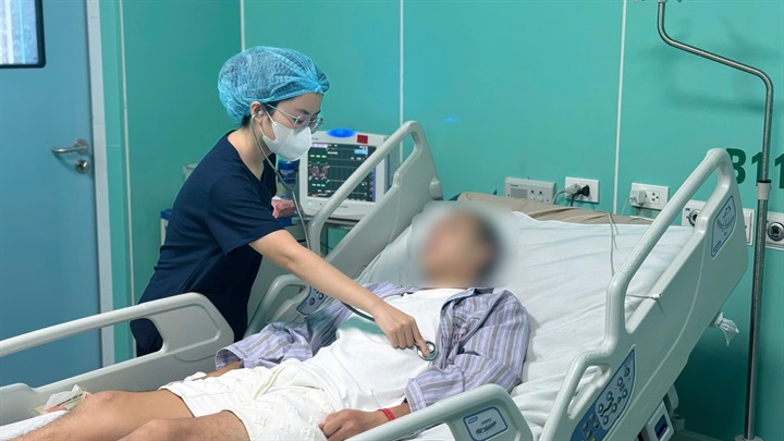 Bác sĩ cảnh báo sốt xuất huyết nguy hiểm ngay cả ở người trẻ khỏe mạnh. Ảnh: BVCC