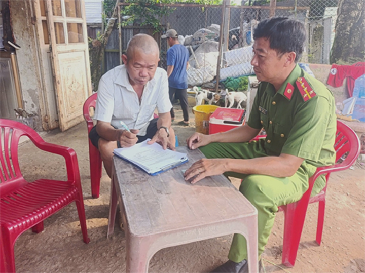 Cán bộ Công an cơ sở tuyên truyền, hướng dẫn các chủ cơ sở thu mua phế liệu nâng cao cảnh giác, chủ động kiểm tra nguồn gốc tài sản khi giao dịch. Ảnh: Công an Cần Thơ.