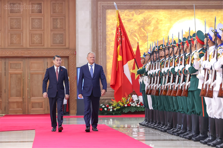 Thủ tướng Lê Minh Hưng và Thủ tướng Donald Tusk duyệt Đội Danh dự Quân đội nhân dân Việt Nam - Ảnh: chinhphu.vn/Nhật Bắc