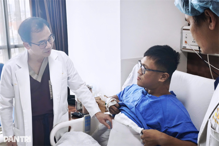 Sau lần mổ thứ 3, Võ Tấn Nhân được cắt tổng cộng hơn 17kg da thừa (Ảnh: Hoàng Lê/Vietnamnet).