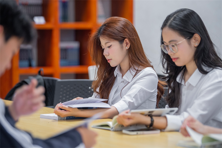 Sự phân hóa giữa các nhóm ngành trong mùa tuyển sinh vừa qua đặt ra những lưu ý quan trọng cho thí sinh năm 2027 trong việc lựa chọn ngành học phù hợp với năng lực, sở thích và cơ hội nghề nghiệp. Ảnh minh họa: ZNews