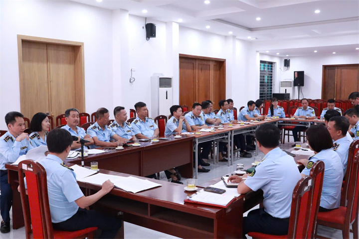 Toàn cảnh hội nghị đánh giá kết quả công tác 10 tháng năm 2026 và phương hướng nhiệm vụ cuối năm của Chi cục QLTT TP Hà Nội. Ảnh: QLTTHN