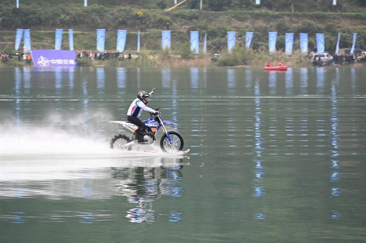 Ông Zhang Xue, người sáng lập hãng sản xuất xe máy ZXMOTO của Trung Quốc, đã lập kỷ lục Guinness thế giới vào ngày 25/10/2026. (Ảnh: ZHANG ZHUO/CHINA DAILY)