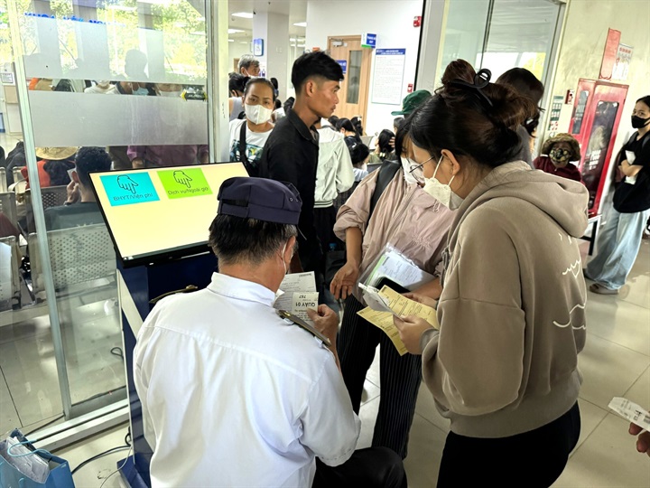 BHXH TP.HCM cũng đề nghị các đơn vị rà soát người lao động đảm bảo số thẻ BHYT được gia hạn theo đúng quy định - Ảnh: THU HIẾN/Tuổi trẻ,