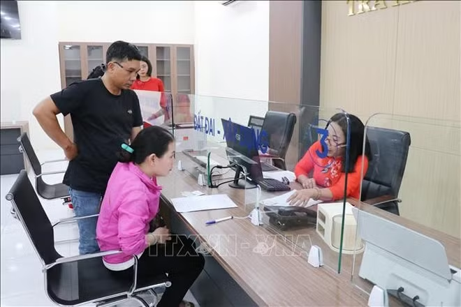 Người dân đến làm thủ tục hành chính tại Trung tâm phục vụ hành chính công phường Phan Rang, tỉnh Khánh Hòa. Ảnh minh họa: Nguyễn Thành/TTXVN