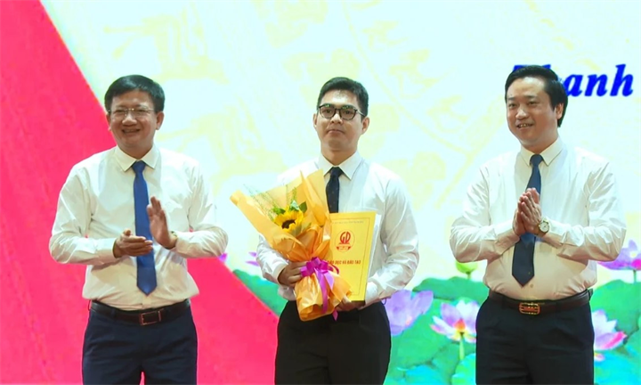 Lãnh đạo Sở GD&ĐT trao quyết định tiếp nhận làm giáo viên dạy môn chuyên tại Trường THPT Chuyên Lam Sơn cho anh Nguyễn Đắc Hiếu. Ảnh: VietNamnet