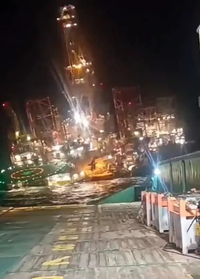 Khoảnh khắc giàn khoan dầu khổng lồ chìm xuống đáy đại dương. Ảnh: Reddit/AccomplishedStuff235