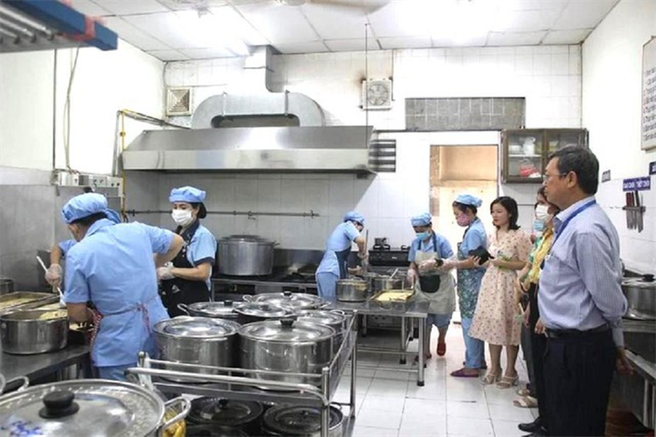 Đoàn công tác kiểm tra bếp ăn bán trú tại một trường tiểu học trên địa bàn TPHCM - Ảnh: PLO