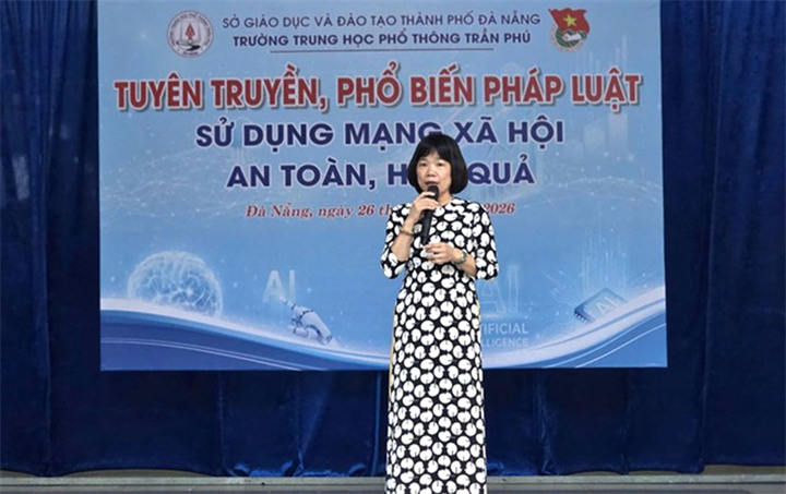 Cô Phạm Thị Ánh Tuyết, Phó Hiệu trưởng Trường THPT Trần Phú, nhắn nhủ học sinh ứng xử văn minh, sử dụng mạng xã hội an toàn và cùng xây dựng trường học hạnh phúc.