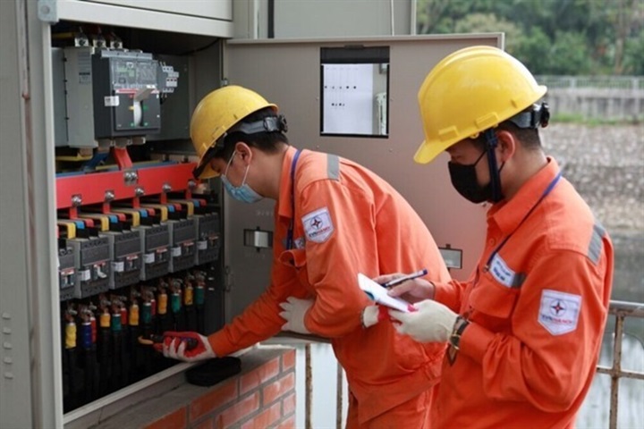 EVN khẩn trương rà soát, tính toán, tiết kiệm tối đa chi phí để có phương án giảm giá bán lẻ điện bình quân nhằm hỗ trợ, bảo đảm an sinh xã hội cho người dân, doanh nghiệp. (Ảnh: Báo Chính phủ)