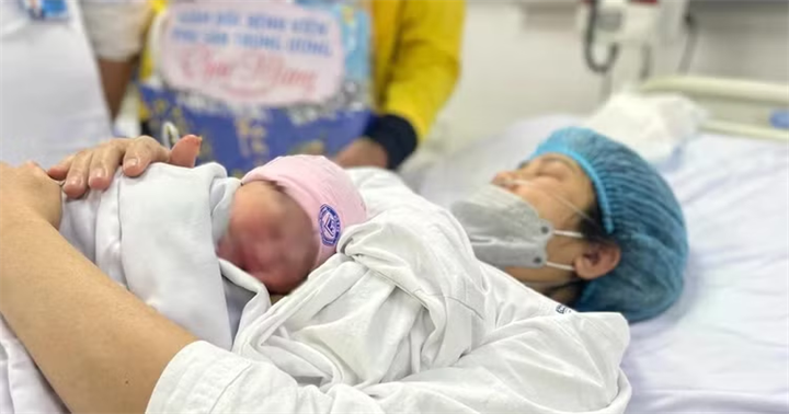 UBND TP Hà Nội đề xuất hỗ trợ 4 triệu đồng đối với phụ nữ cư trú trên địa bàn thành phố khi sinh đủ 2 con trước 35 tuổi. (Ảnh minh hoạ/Tiền phong)