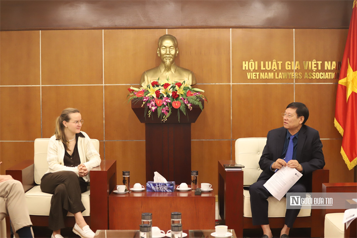 Ông Nguyễn Hữu Chính - Phó Chủ tịch Hội Luật gia Việt Nam tiếp bà Anna Lederer - Cố vấn chính sách phụ trách khu vực Nam Á và Đông Nam Á.