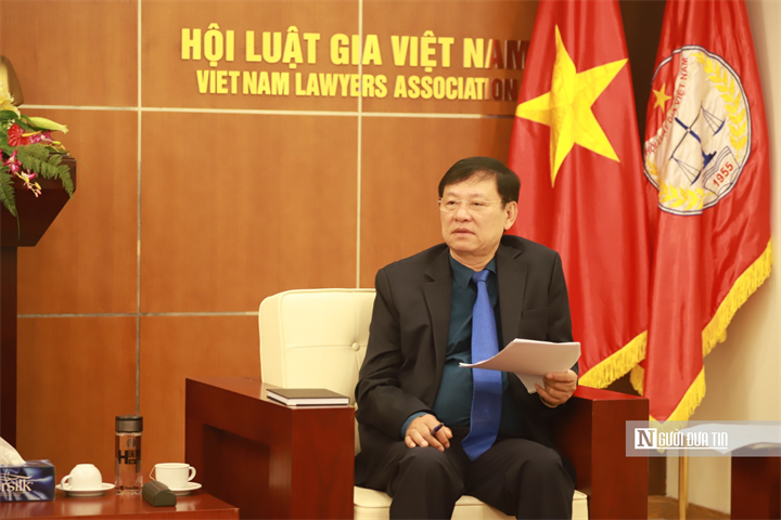 Phó Chủ tịch Hội Luật gia Việt Nam Nguyễn Hữu Chính phát biểu tại buổi làm việc.