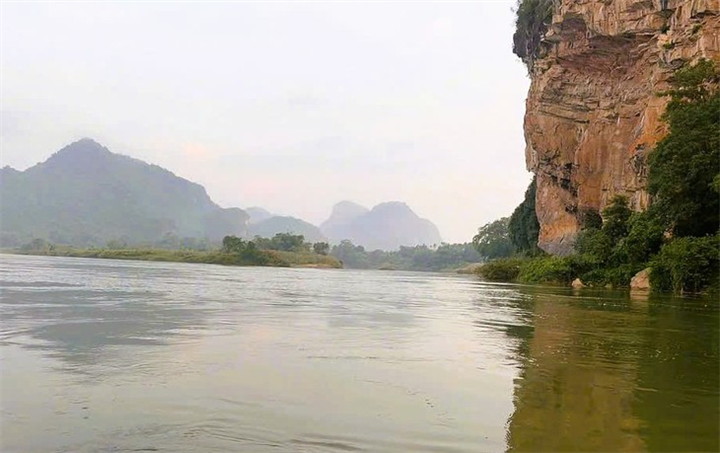 Đoạn sông Mã qua địa bàn xã Cẩm Tú, tỉnh Thanh Hóa - nơi hai nam sinh lớp 10 mất tích khi xuống sông tắm. Ảnh: Tuổi trẻ Online