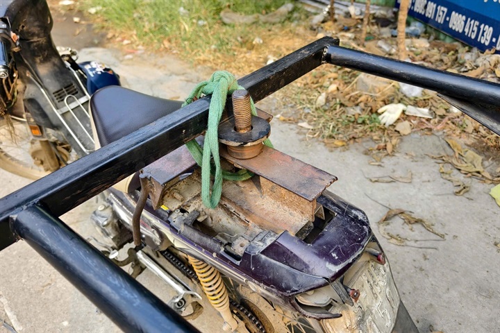 Các phương tiện cũ, được độ chế để kéo theo xe khác. Ảnh CACC.