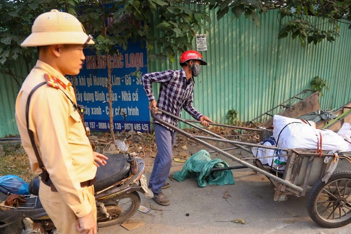 Ngoài việc xử phạt hành chính, CSGT yêu cầu tháo bỏ các phương tiện được kéo theo. Ảnh CACC.