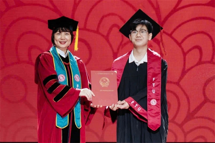 Hiệu trưởng Trường Đại học Ngoại thương trao bằng tốt nghiệp xuất sắc cho thủ khoa Nhật Minh. Ảnh: Dân trí