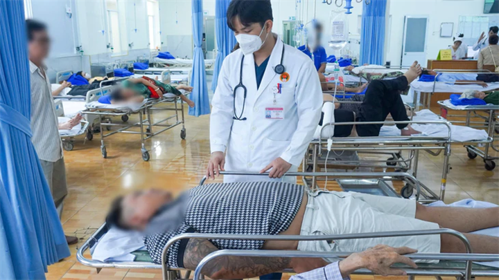 Một người dân bị ngộ độc thực phẩm sau khi ăn bánh mì tại bánh mì Hồng Ngọc 37, tỉnh Đồng Tháp - Ảnh: M. T/Tuổi trẻ.
